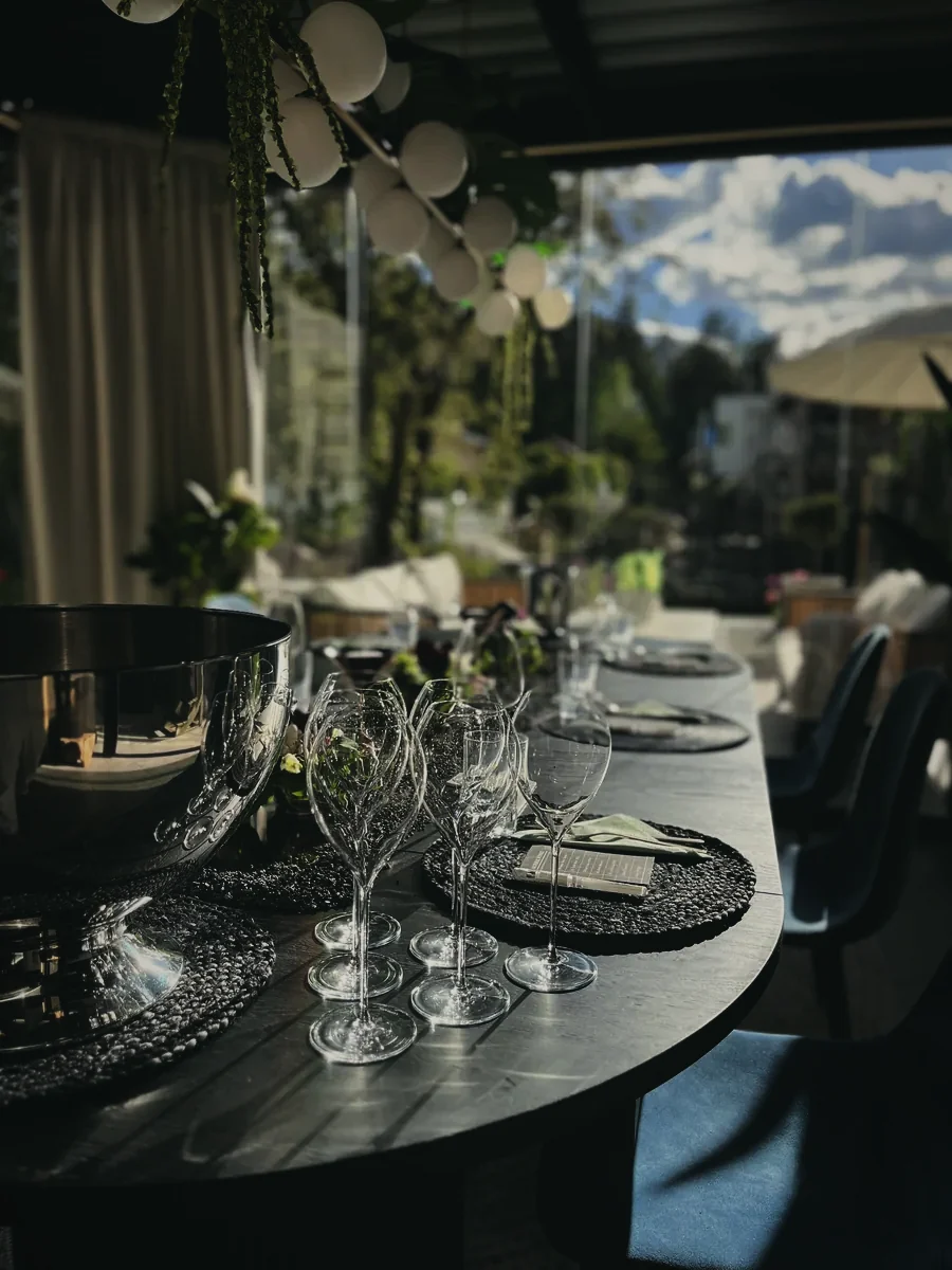 Glassene satt frem før gjestene kommer