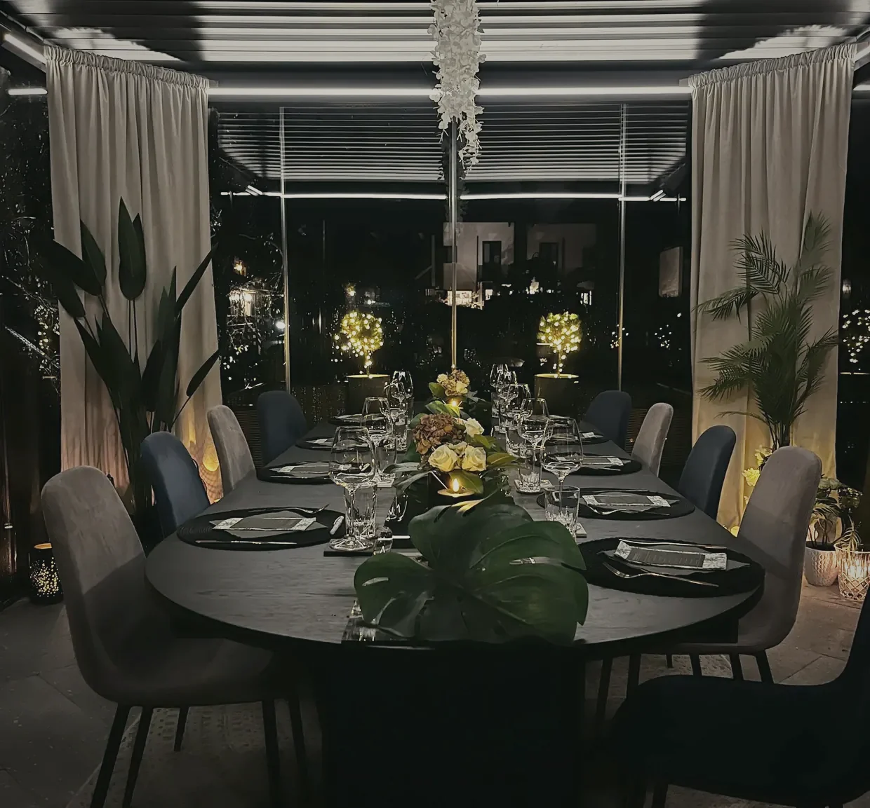 Showroomet om kvelden, bordet dekket